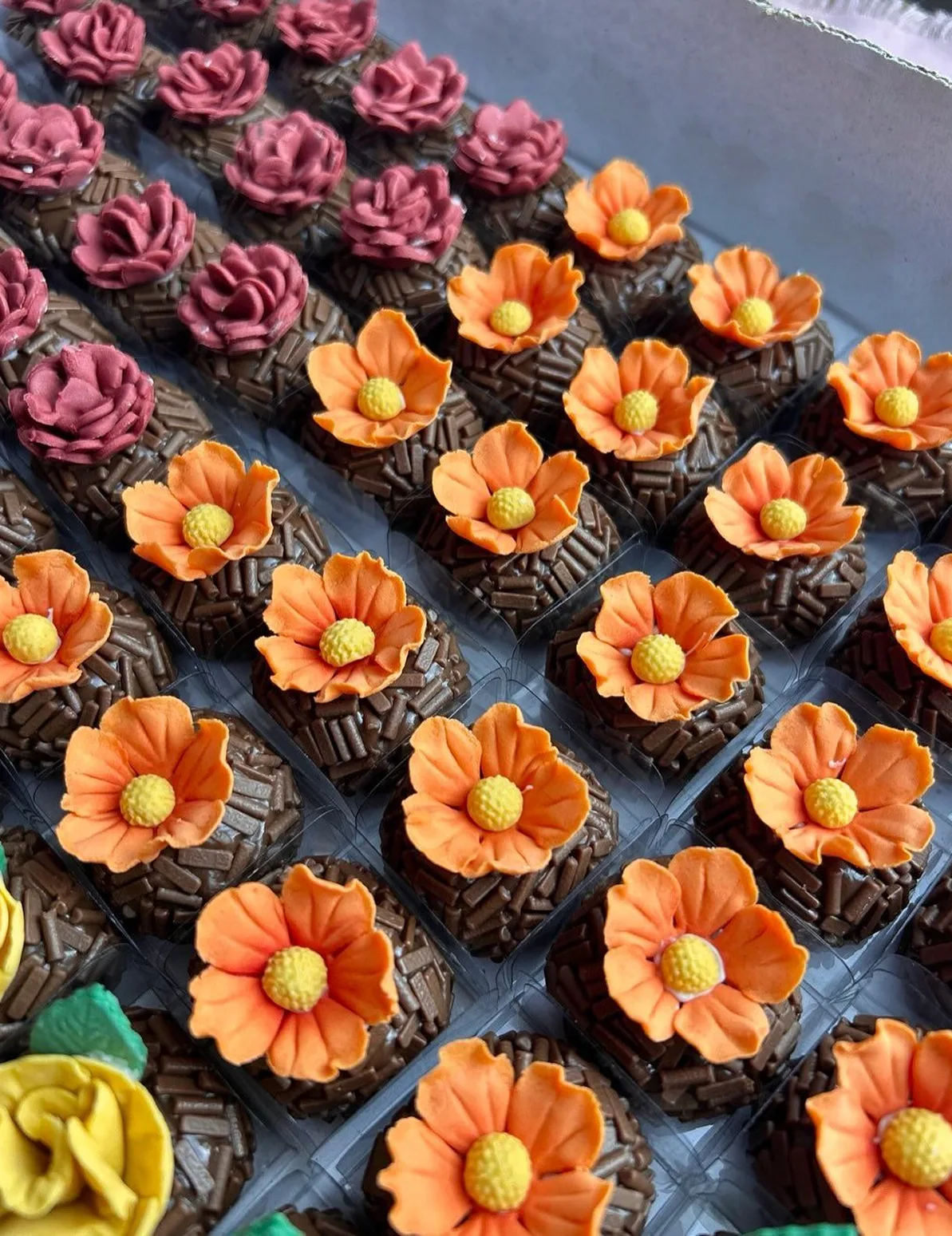 Brigadeiros de chocolate com flores