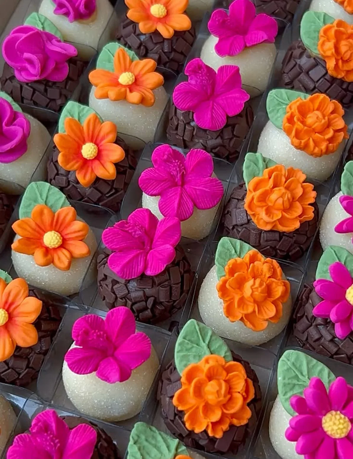 Brigadeiros com flores coloridas