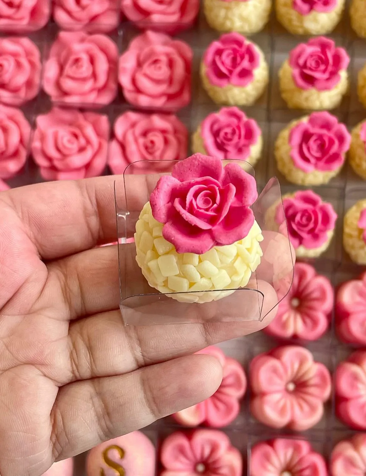 Brigadeiro decorado com rosa