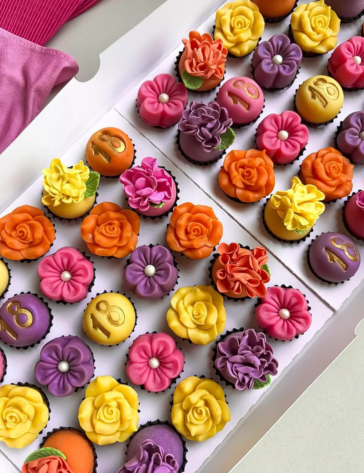 Caixa de brigadeiros coloridos